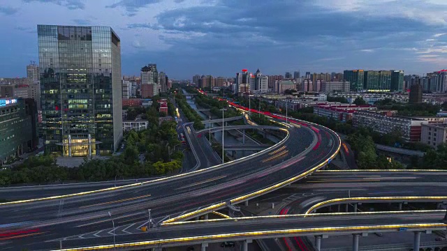 时间流逝——从白天到晚上的城市公路交通视频素材