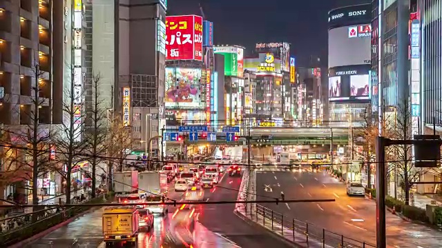 延时:东京新宿的夜晚，行人拥挤不堪视频素材