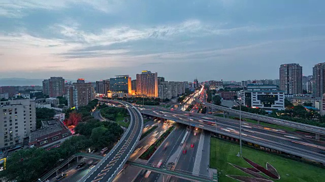 时光流逝——北京城市交通，白天和夜晚的过渡(WS HA缩小)视频素材