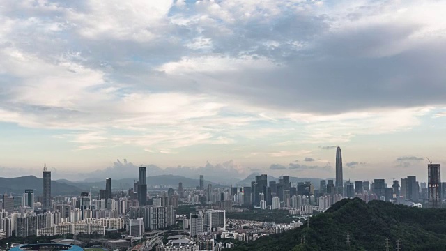 T/L WS PAN从深圳天际线到夜晚的高角度视角/中国深圳视频下载