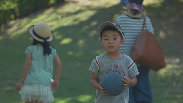 日本小孩在公园玩得很开心。视频素材