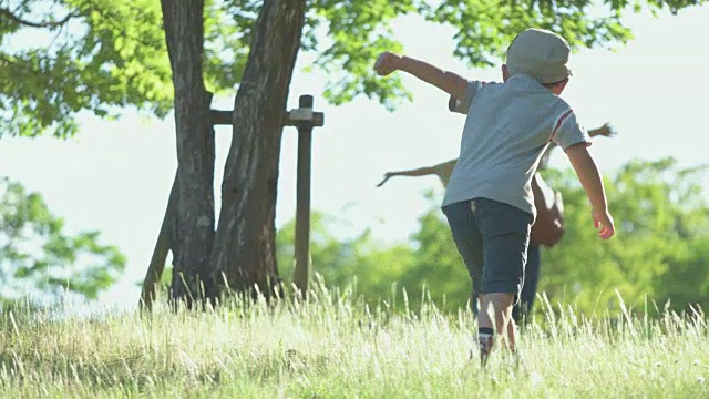 日本小孩在公园玩得很开心。视频素材