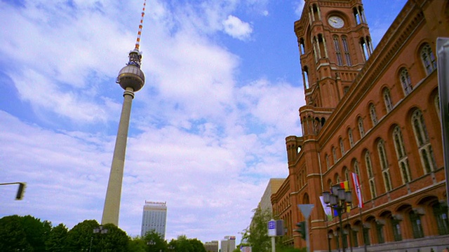 柏林市政厅(Berliner Rathaus)和电视塔的低角度侧车视角，前景是公园/柏林视频素材