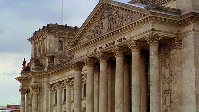 近距离观察PAN Reichstag(议会大厦)，背景中有起重机/德国柏林视频素材