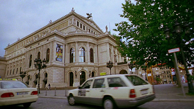 侧车视角Alte Oper(歌剧院)/法兰克福，德国视频素材