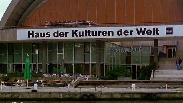 侧船视角向上倾斜倾斜的国会大厅(Haus der Kulturen der Welt) /柏林，德国视频素材