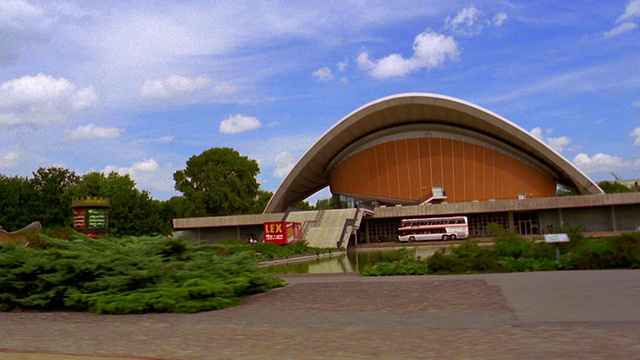 从侧面看过去的国会大厅(Haus der Kulturen der Welt)，背景是起重机/德国柏林视频素材