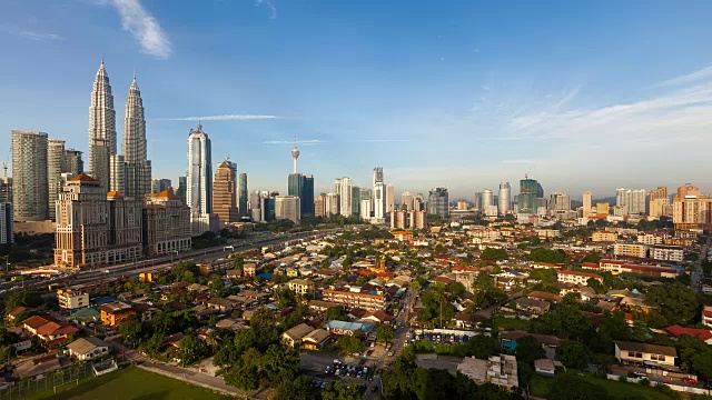 美丽的日出时间，吉隆坡天际线俯瞰国家地标和高速公路。向上平移摄像机运动视频素材