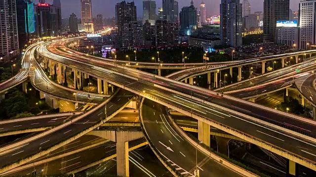 时间流逝-繁忙的道路交叉口，延安大桥，昼到夜的过渡视频素材