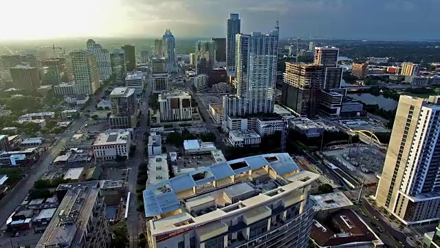 戏剧性的日出飞行在奥斯汀德克萨斯摩天大楼作为日出城市空中城市景观视频素材