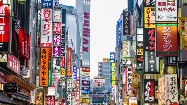 倾斜的视频，人们在新宿的街道上日落视频素材