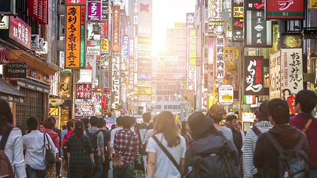 日落时分，新宿街道上的人们视频素材