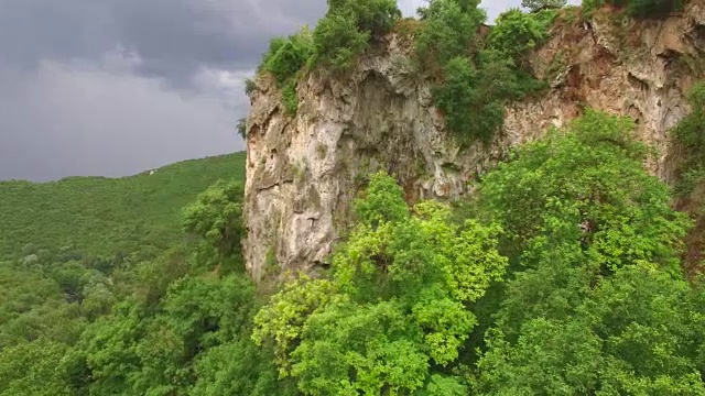 有瀑布的田园般的地方视频下载