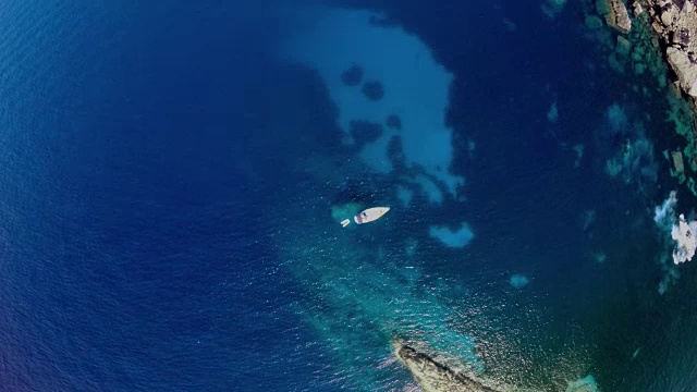 在地中海抛锚的帆船鸟瞰图视频下载