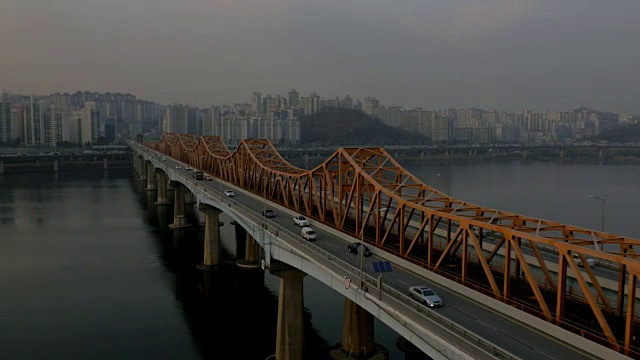 汉江东荷大邱大桥上车辆的实时鸟瞰图视频素材