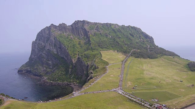 Seongsanilchulbong悬崖鸟瞰图(联合国教科文组织世界遗产和著名旅游目的地)视频素材