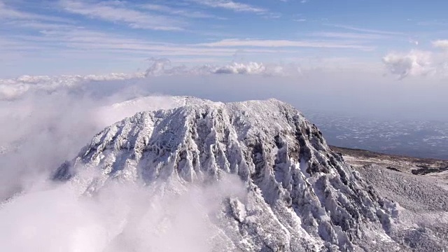 鸟瞰图白雪覆盖的哈拉山国家公园(联合国教科文组织世界遗产和著名的旅游目的地)，这是济州岛的地标视频素材