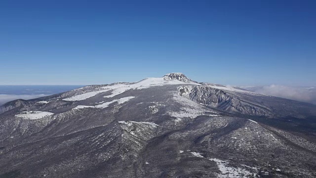 鸟瞰图白雪覆盖的哈拉山国家公园(联合国教科文组织世界遗产和著名的旅游目的地)，这是济州岛的地标视频素材