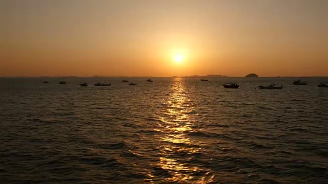 华城贡平杭港(热门旅游景点)海面上的夕阳视频素材