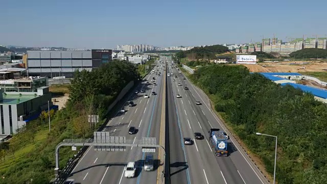 京布高速公路(韩国第二古老和最繁忙的高速公路)的鸟瞰图视频素材