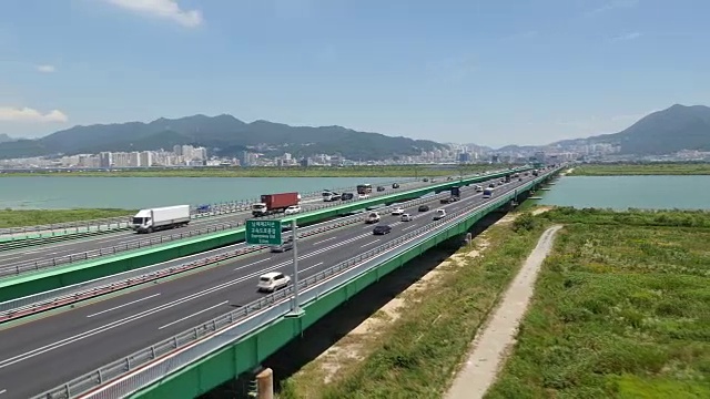 釜山南海高速公路(韩国高速公路)鸟瞰图视频素材