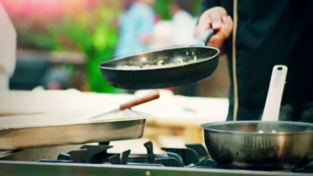 厨师在餐厅烹饪视频素材