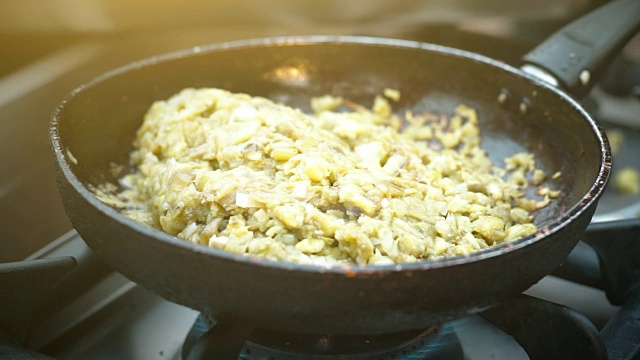 在平底锅里翻炒的蔬菜视频素材