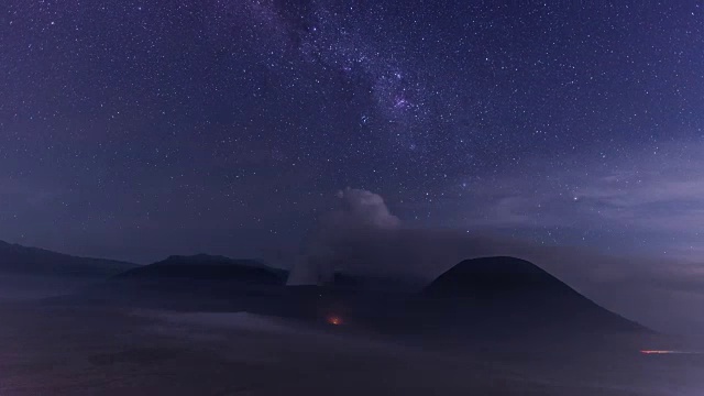 银河和星轨与溴山视频素材