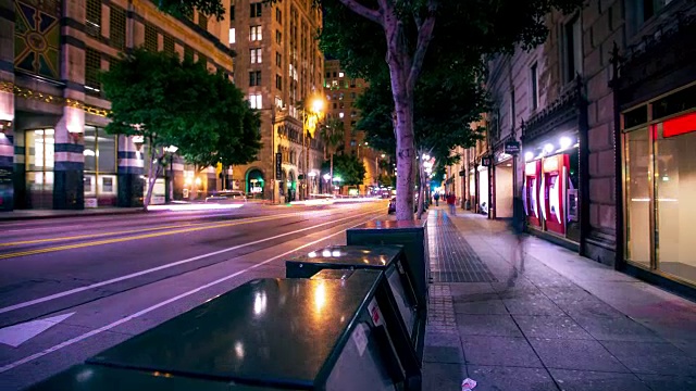 夜间交通在DTLA -时间流逝视频素材