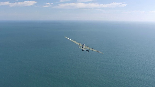 B-24轰炸机在海上飞行/佛罗里达，美国视频素材