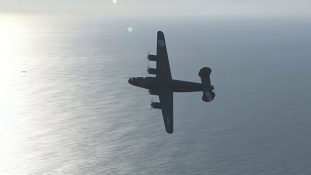 B-24轰炸机在海上飞行/佛罗里达，美国视频素材