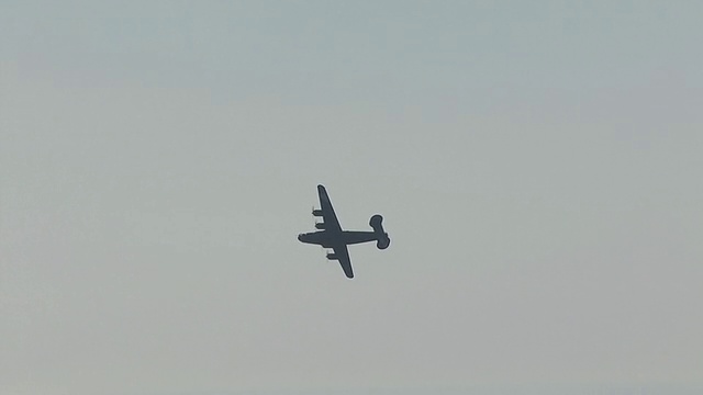 B-24轰炸机在空中盘旋/佛罗里达，美国视频素材