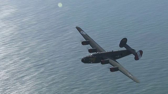 B-24轰炸机从上空飞过/佛罗里达，美国视频素材