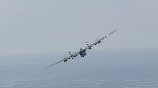 B-24轰炸机在美国佛罗里达州海湾上空俯冲的空中WS TS视图视频素材