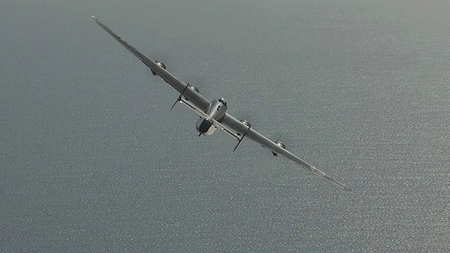 B-24轰炸机低空俯冲美国佛罗里达海域视频素材