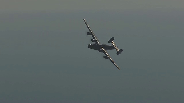 B-24在美国佛罗里达上空转弯的空中WS TS图视频素材