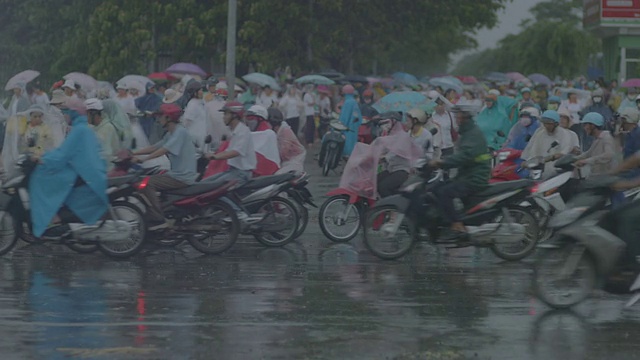 MS SLO MO R/ F图为越南胡志明市繁忙的街道，前景中有摩托车驶过视频下载