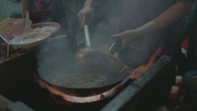 CU SLO MO晚上在城市街头厨房用明火烹饪，中国上海视频下载