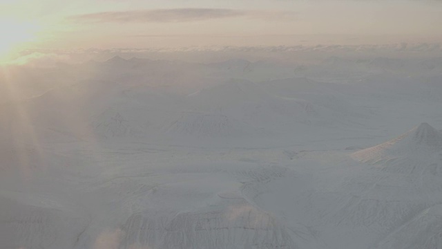 太阳的WS鸟瞰图明亮的雪景/斯瓦尔巴特群岛，挪威视频下载