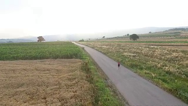 鸟瞰图在日落奔跑视频素材