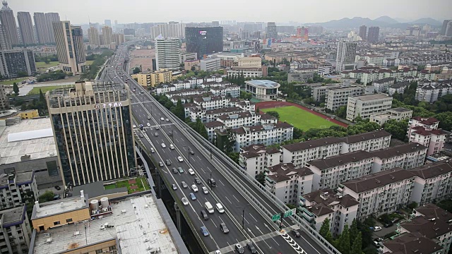 城市建筑间高架公路上的交通视频素材