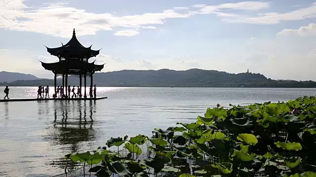 中国杭州，夏日蓝天映衬下的西湖美景视频素材