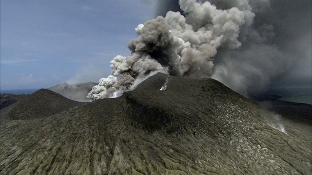 火山灰从喷发的火山，新不列颠，巴布亚新几内亚视频素材