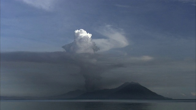 火山灰从喷发的火山，新不列颠，巴布亚新几内亚视频素材