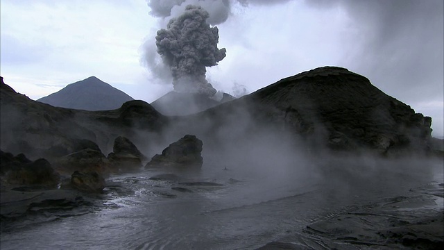 巴布亚新几内亚新不列颠，冒着热气的温泉和喷发的火山视频素材