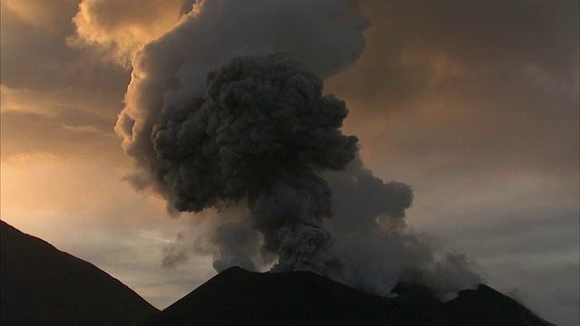 火山灰从喷发火山在日出，新不列颠，巴布亚新几内亚视频素材