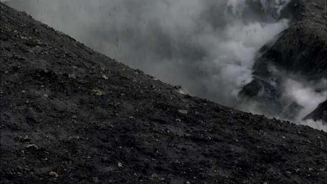 巴布亚新几内亚新不列颠火山喷发出岩浆炸弹和火山灰视频素材