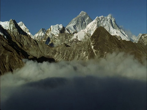 云流和翻腾之间的雪峰，喜马拉雅山，尼泊尔视频素材