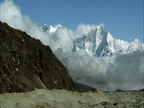 云流和翻腾之间的雪峰，喜马拉雅山，尼泊尔视频素材