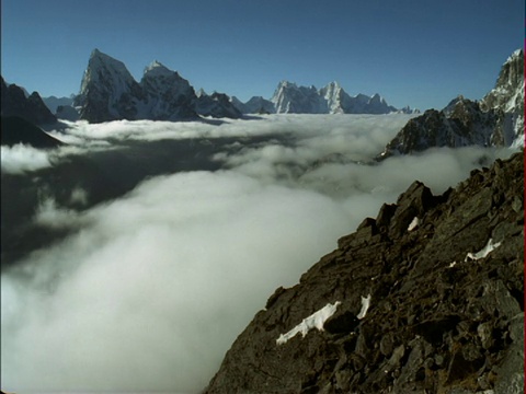 云流和翻腾之间的雪峰，喜马拉雅山，尼泊尔视频素材